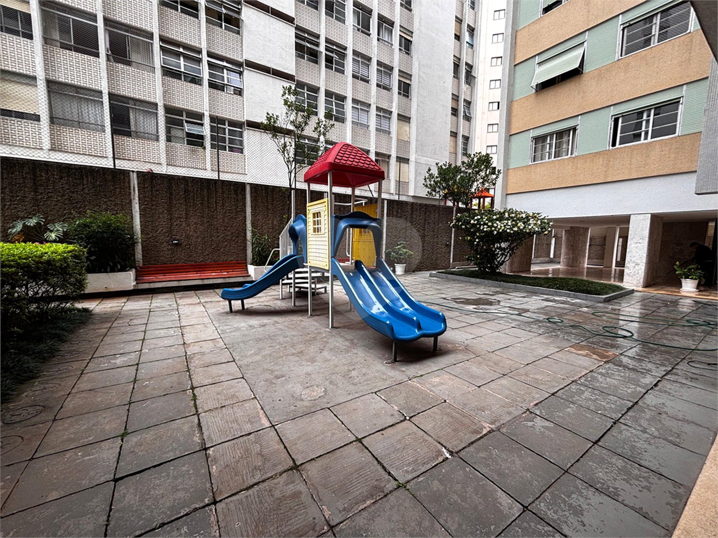 APARTAMENTO BAIRRO PARAÍSO COM 146 M² ÚTEIS - 2 VAGAS.
