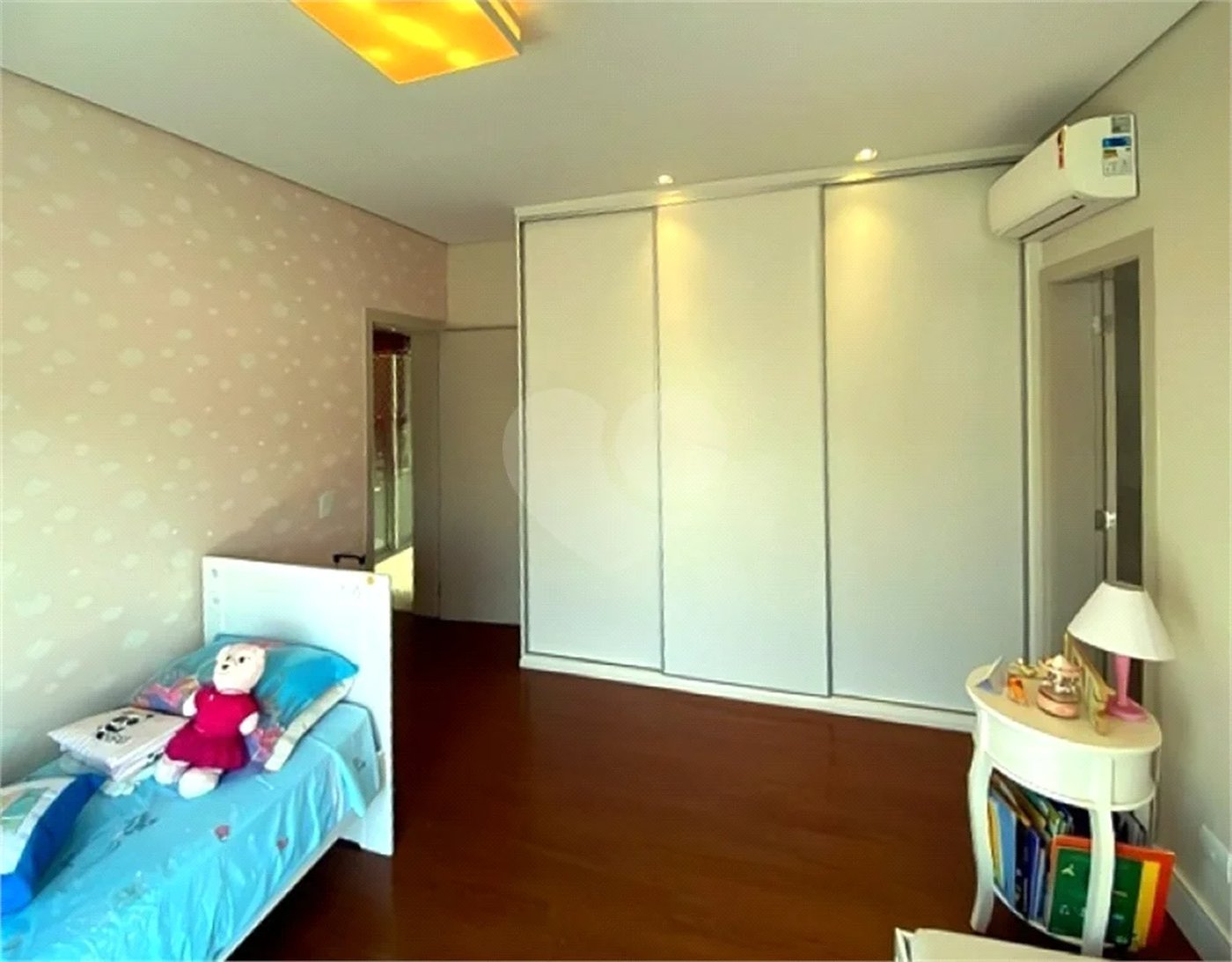 Casa de Alto Padrão em Condomínio com 4 suítes.