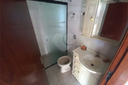 Sobrado com 4 dormitórios, sendo 1 suíte master.