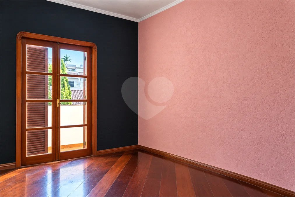 Casa à venda com 6 dormitórios, 3 suítes, piscina, área gourmet, hidromassagem, lareira, varanda e 6 vagas de garagem. Conforto e lazer para toda a família!