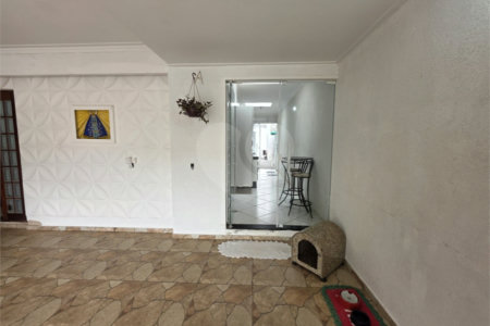 Casa térrea à venda no Douradinho com 2 quartos e edícula com mais dois quartos e 2 banheiros.