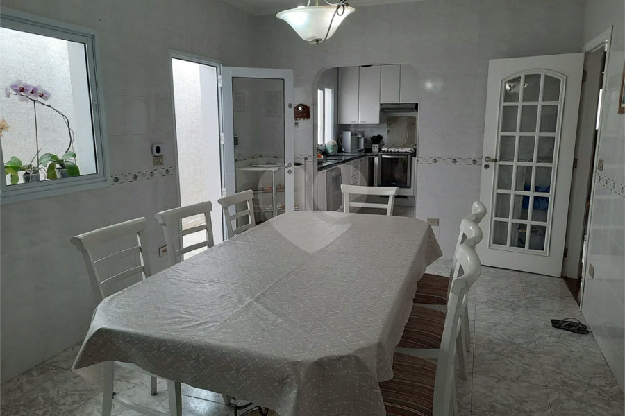 casa térrea na Vila Romana, 07 vagas de garagem, 4 quartos,, sendo 1 suíte amplo quintal.