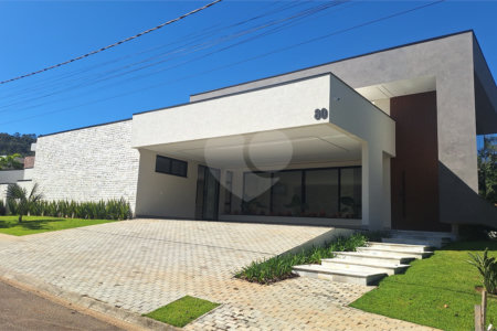 Casa a venda com 04 suítes área gourmet e 6 vagas para autos em condominio fechado Atibaia
