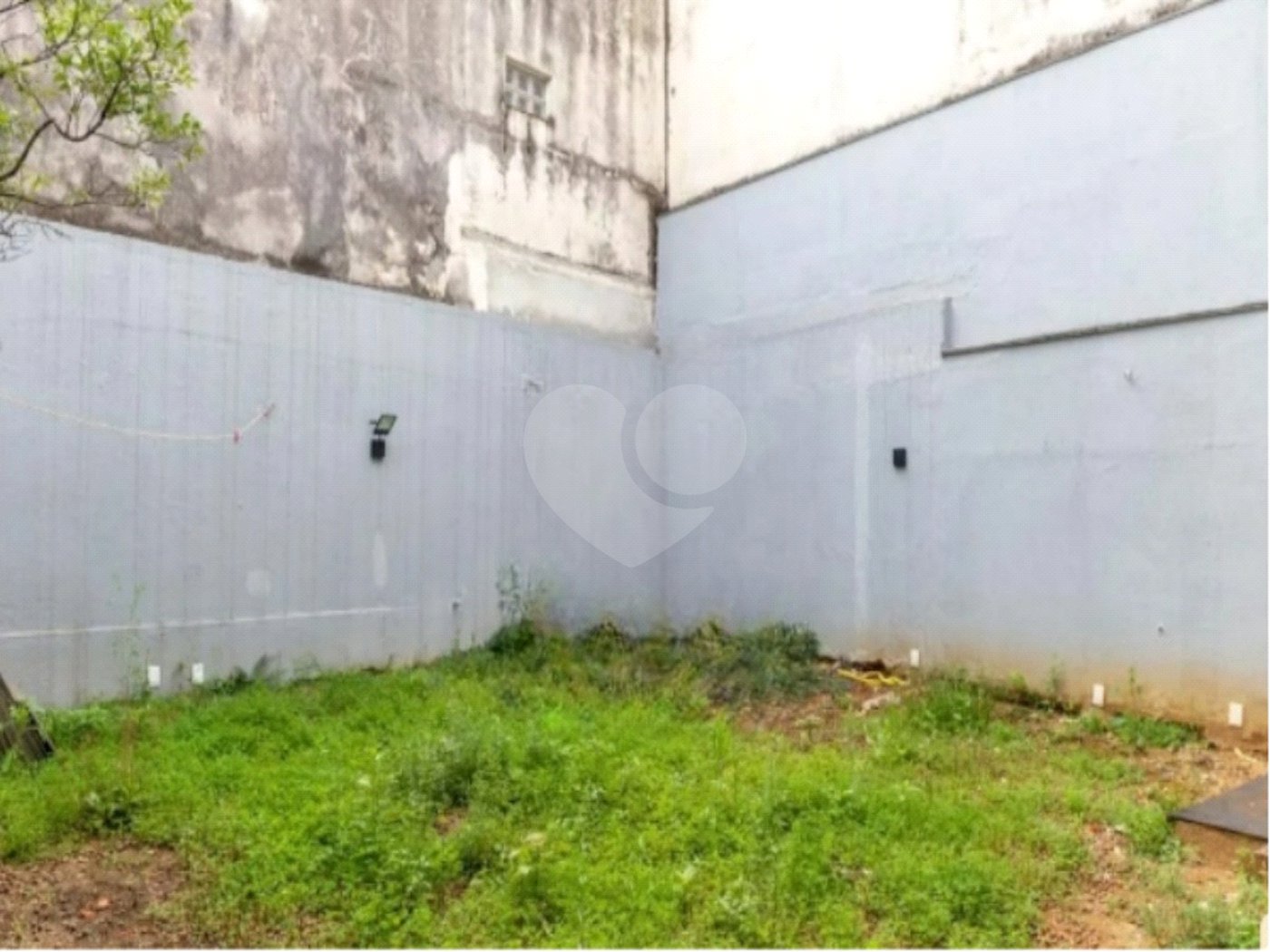 Sua oportunidade única na Vila Gumercindo! Casa espaçosa de 257m² com 4 dormitórios (sendo 2 suítes), 2 vagas de garagem e excelente localização, venda.