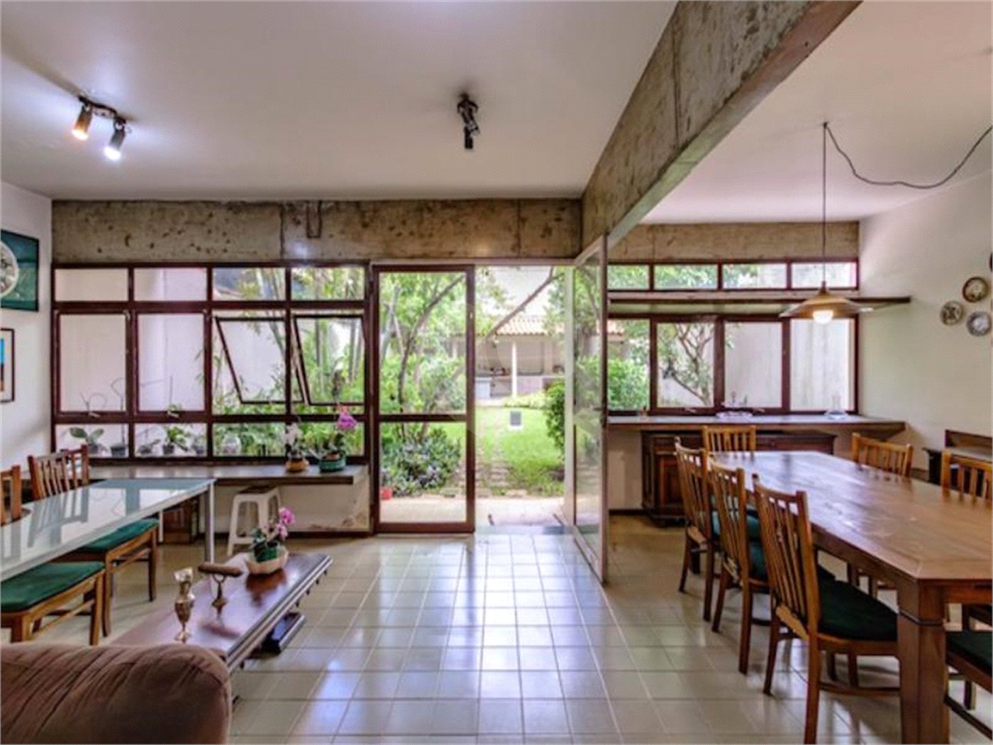 Casa para locação no Jardim da Saúde – São Paulo Imóvel amplo e elegante, com 360 m² de área construída em terreno de 400 m²