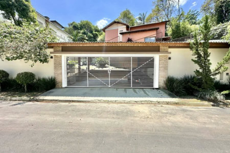Magnífica Casa Contemporânea na Fazendinha - 4dorms | 3 Suites | Gourmet, piscina, lareira, hóspedes, escritório! Muito Verde e Tranquilidade em um dos melhores condominios da Região .