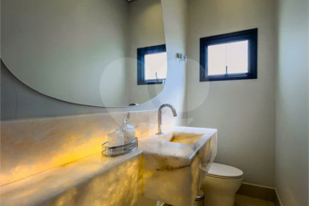 Indaiatuba - Condominio Villa Sapezal - 318 m² de Terreno - 230 m² de Área Construída - 3 suítes, sendo 1 Master com closet planejado - Sala de TV - Sala de estar integrada à Sala de jantar - Cozinha com móveis planejados - Despensa - Escritório planejado - Lavabo - Piscina com preparação para aquec