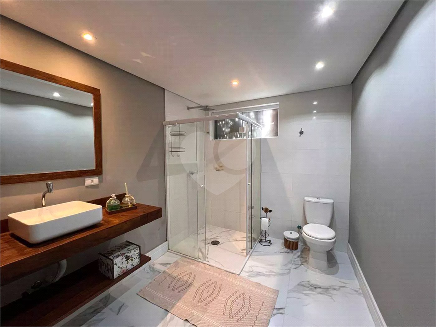 Chácara com excelente infraestrutura, contendo casa com 8 dormitórios, 900 m² de área construída, área total de 3000m², piscina adulto e infantil, churrasqueira, quadra gramada de futebol - Rio Acima - Atibaia/SP 900 m² Área construída 3.000 m² Área do terreno