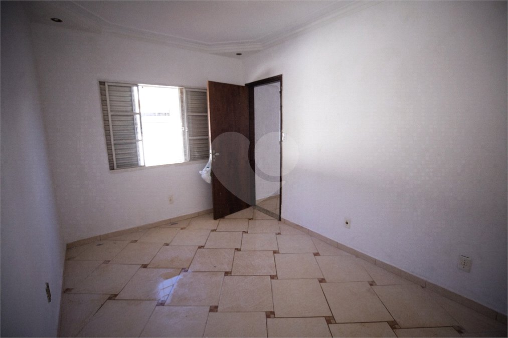 Casa com 4 Dormitórios e área de lazer com piscina