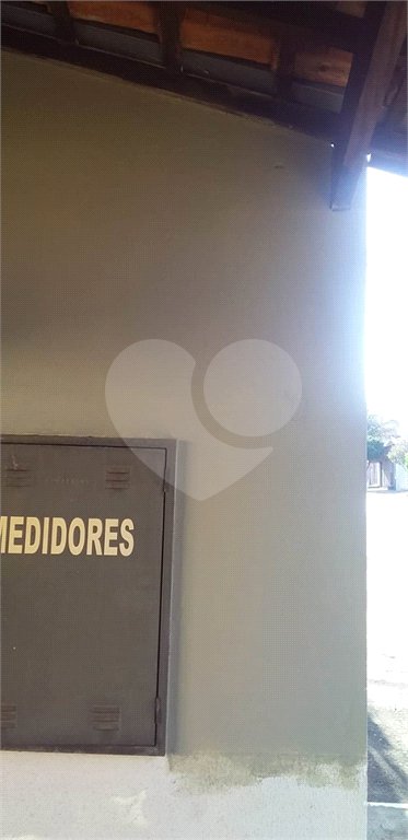 Prédio para venda com 6 kitnets.