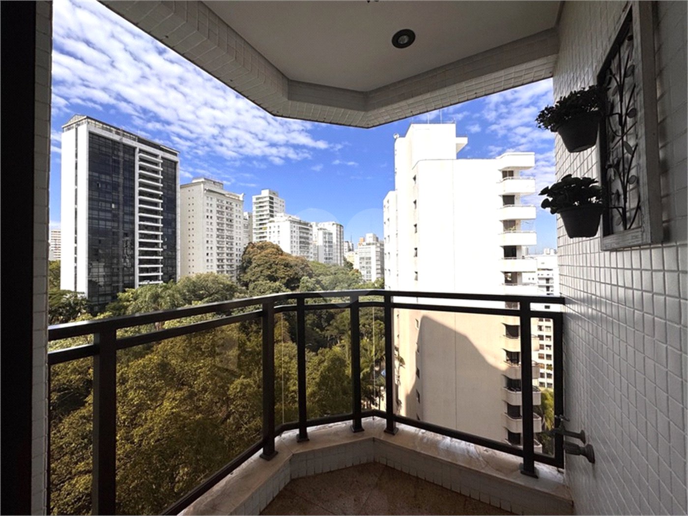 Higienópolis: Apartamento de 350 m2, 4 suítes, 5 vagas.