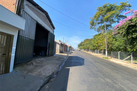 Casa térrea com salão comercial para venda no Santa Felícia.