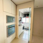 Apartamento de 106 m² no Auge Home Resort, porteira fechada, com 3 dormitórios, 1 suíte, varanda gourmet, 2 vagas, depósito e lazer completo.