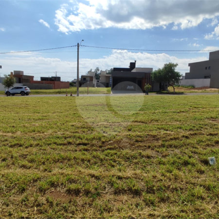 Lote à Venda em São Carlos, no Condomínio Villeneuve I