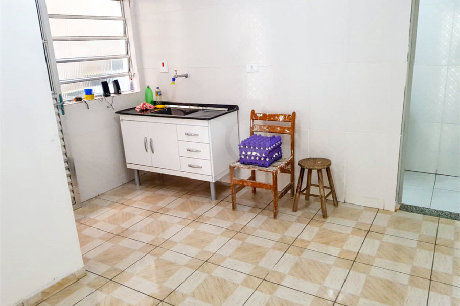 Sobrado para moradia de família grande ou para investidor.