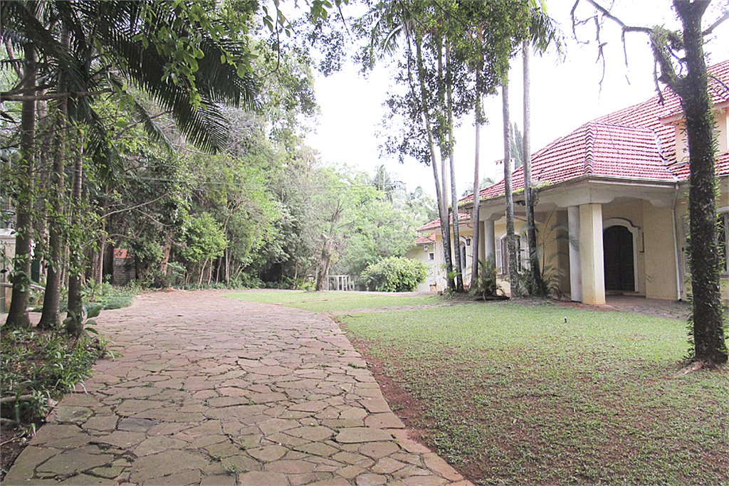 Casa à venda com 4 quartos, sendo 2 suítes,  no condomínio Chácara Flora, São Paulo - SP