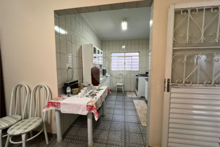Ampla casa no condomÍnio Parque Fehr, contendo: