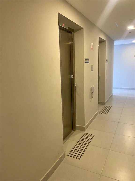 Procurando o espaço ideal para o seu negocio? Apresentamos esta excelente sala comercial de 56m² no Gran Metropolitan.