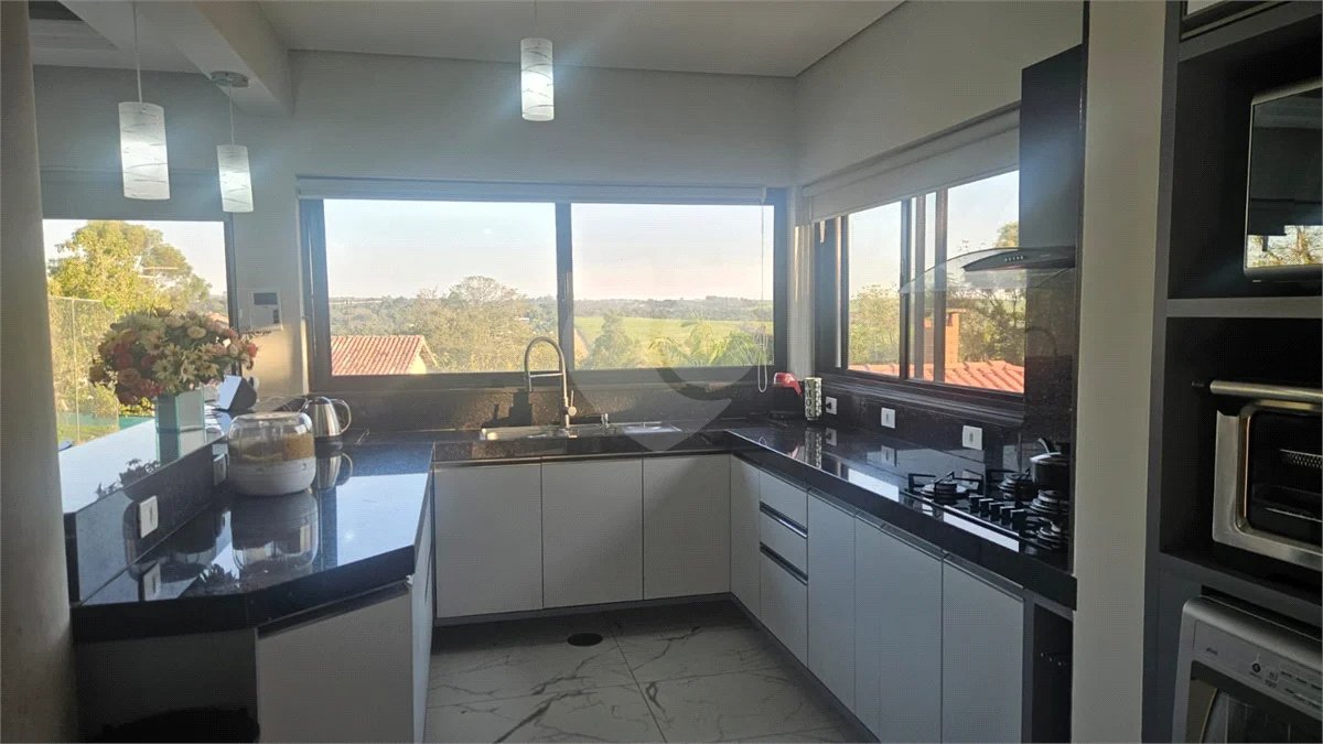 Indaiatuba- condominio Vale das Laranjeiras - Itaici - Terreno 3040,00 ms- construida 220ms - 3 dormitórios, sendo 2 suítes e uma suíte master com closet, além de uma sala ampla com 3 ambientes, Cozinha planejada,, campo de futebol/vôlei, Area de lazer com piscina, espaço gourmet com churrasque