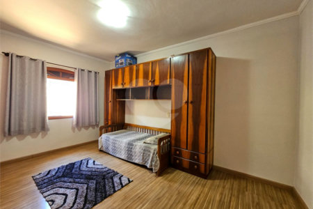 Casa térrea em Atibaia com 3 dormitórios (2 suítes), piscina, espaço gourmet, condomínio fechado