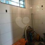 Casa térrea com 3 dormitórios, sendo 1 suíte.
