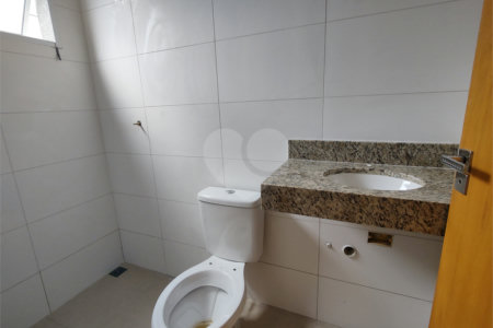 Casa térrea em Atibaia com 3 suítes, sala 2 ambientes, 2 vagas garagem, excelente localização, pronta para morar