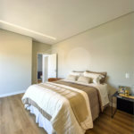 Indaiatuba - Condominio Villa Sapezal - 318 m² de Terreno - 230 m² de Área Construída - 3 suítes, sendo 1 Master com closet planejado - Sala de TV - Sala de estar integrada à Sala de jantar - Cozinha com móveis planejados - Despensa - Escritório planejado - Lavabo - Piscina com preparação para aquec