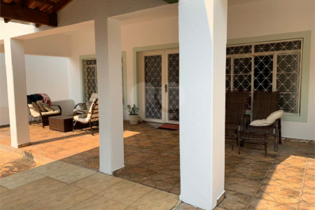 Casa térrea com 3 suítes.
