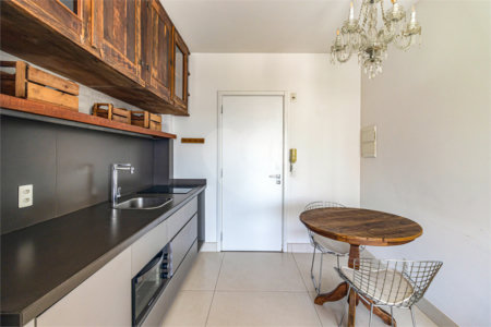 Itaim ! Studio ,muito bem localizado ! vaga de garagem !