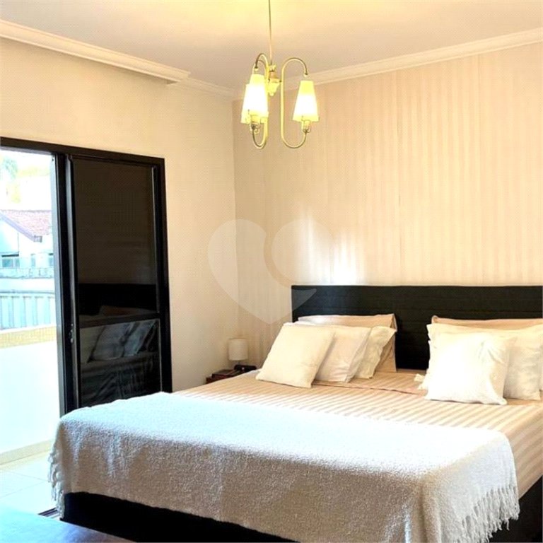 Apartamento na Vila Mariana de 200m2 com 4 dorms, 5 banheiros, 3 suítes, 4 vagas. Estuda permuta.