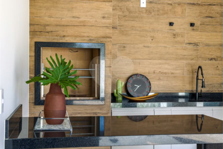 Indaiatuba - Condomínio Milano - Sobrado - 350 m² de terreno - 240 m² de área construída - 4 vagas de garagem, sendo 2 cobertas - Salas de estar e jantar integradas - 3 suítes com closet e varanda no pavimento superior - Escritório no térreo - Espaço gourmet com churrasqueira - Banheiro externo
