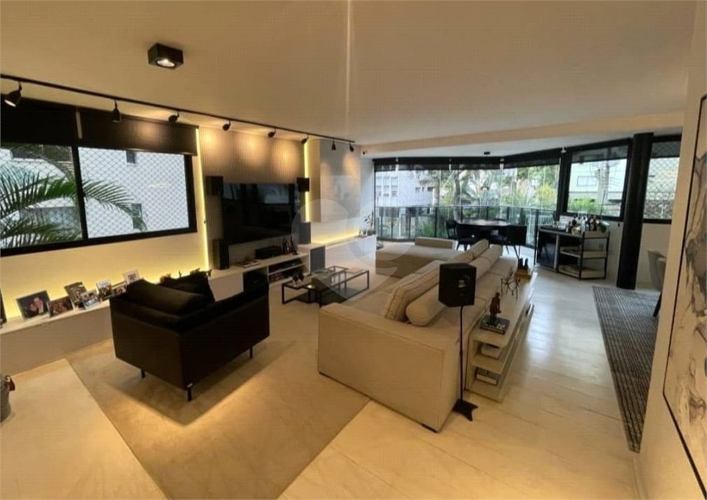 Apartamento LINDO reformado 4 dormitórios, sendo 2 suítes 1 mster, closet varandas integradas.
