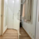 Apartamento de 03 dormitórios sendo 1 suíte e 02 vagas de garagem.