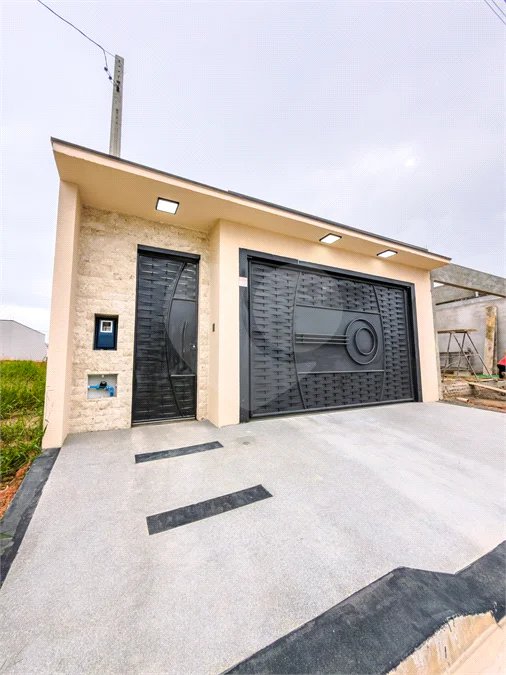 Indaiatuba - Jardim Bom sucesso - Área total: 150m² - Área construída: 115m² - 3 dormitórios sendo 1 suíte com armário planejado;Sala para dois ambientes; Banheiros com box gabinetes e espelhos; Área gourmet com churrasqueira a carvão e móveis planejados; Lavanderia coberta; Ar condicionado na sala