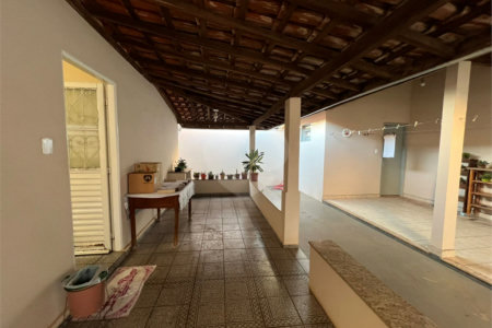 Ampla casa no condomÍnio Parque Fehr, contendo: