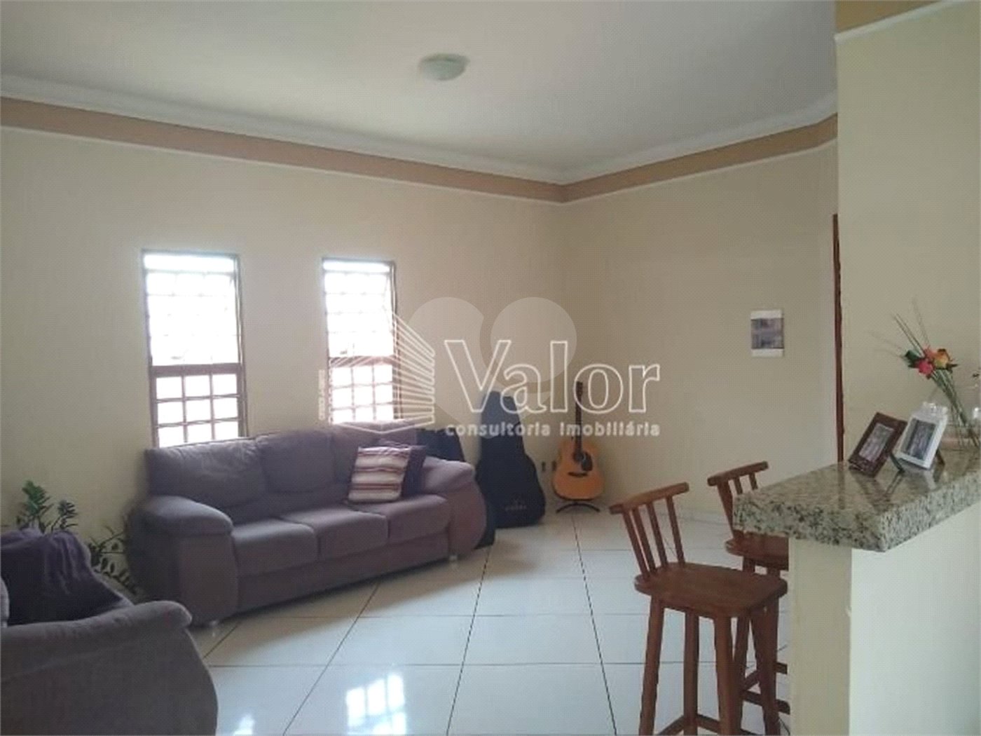 Casa Térrea com 3 dormitórios, sendo 1 suíte.