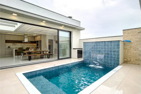 Casa Térrea – Condomínio Maria Cândida - 300 m² de terreno - 212 m² de área construída - 4 vagas de garagem, sendo 2 cobertas - Sala de jantar e estar integradas, com pé-direito duplo e cortina - 3 suítes com ar-condicionado, sendo 1 master com closet – planejado – Roupeiro – Escritório - Cozinha
