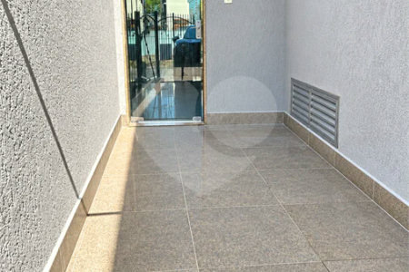 Sobrado de 250 m² em São Bernardo do Campo, com 3 dormitórios, suíte, escritório, quintal, edícula e 2 vagas, em excelente localização.