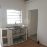 Casa de 1 dormitório com quintal e jardim na Vila Ipojuca!
