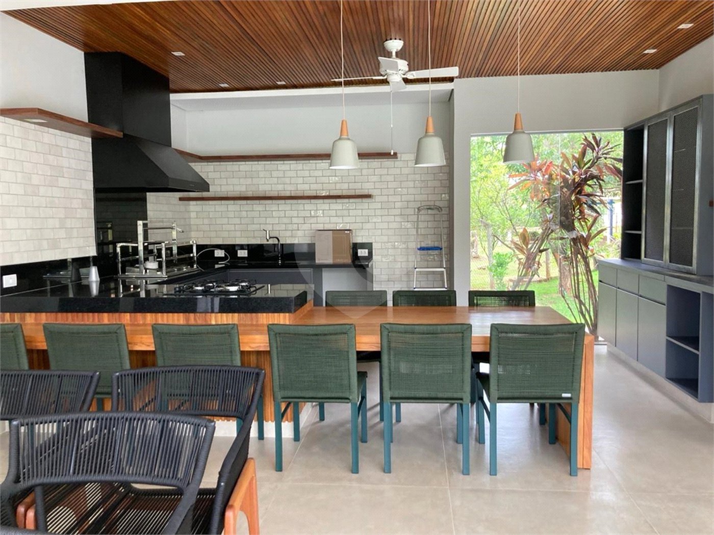 Chácara no Condomínio Vale das Laranjeiras em Indaiatuba SP - Venda - R$ 3,600.000,00 - Locaçao - R$ 30.000,00 mais encargos - Linda, espaçosa, aconchegante, acabamento de alto padrão em rua tranquila e arborizada, em um dos Condomínios mais valorizados de Indaiatuba. Com fácil acesso as principa