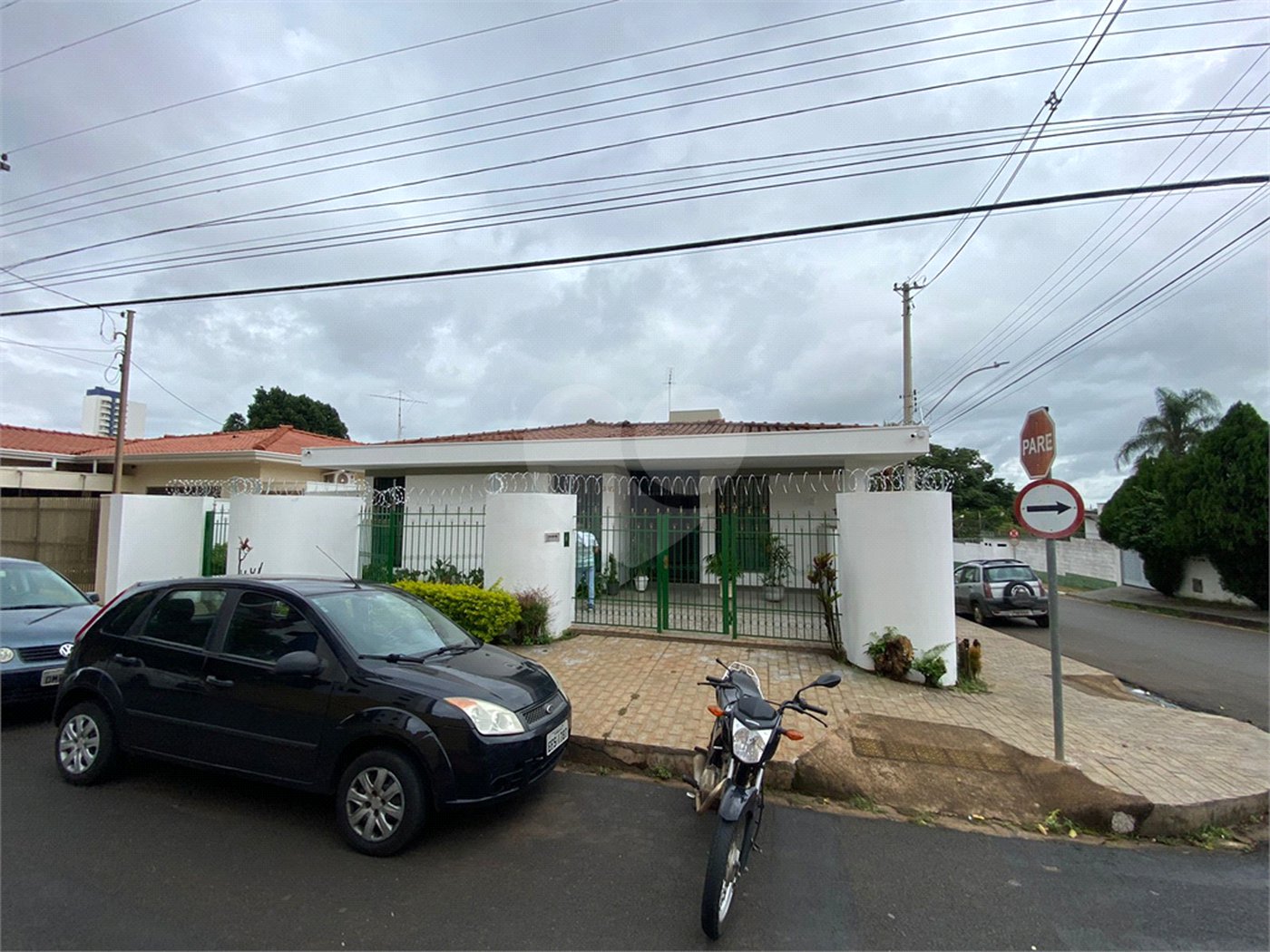 Casa Térrea com 3 suítes, sendo 1 suíte master.