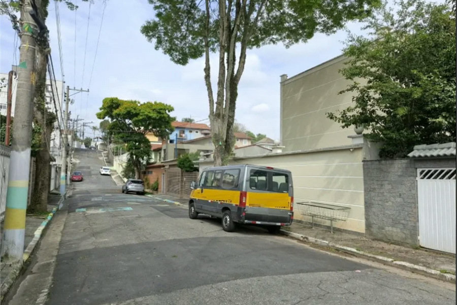 Casa à venda com 3 quartos, sendo 1 suíte, no condomínio Vila Arnoni, São Paulo - SP