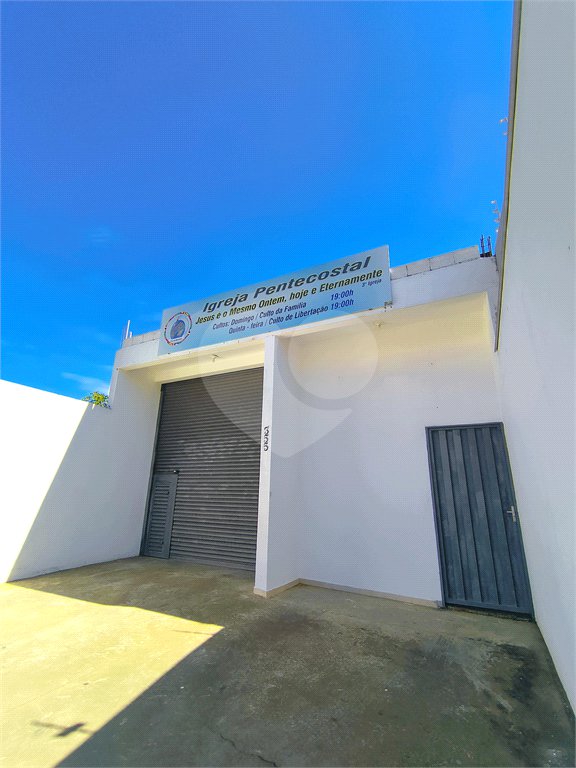 Imóvel disponível para venda com excelente localização e grande potencia, tambèm gerando uma renda passiva todos meses com contrato de aluguel ativo. Salão Comercial Perfeito para quem busca conforto, praticidade e um ótimo investimento