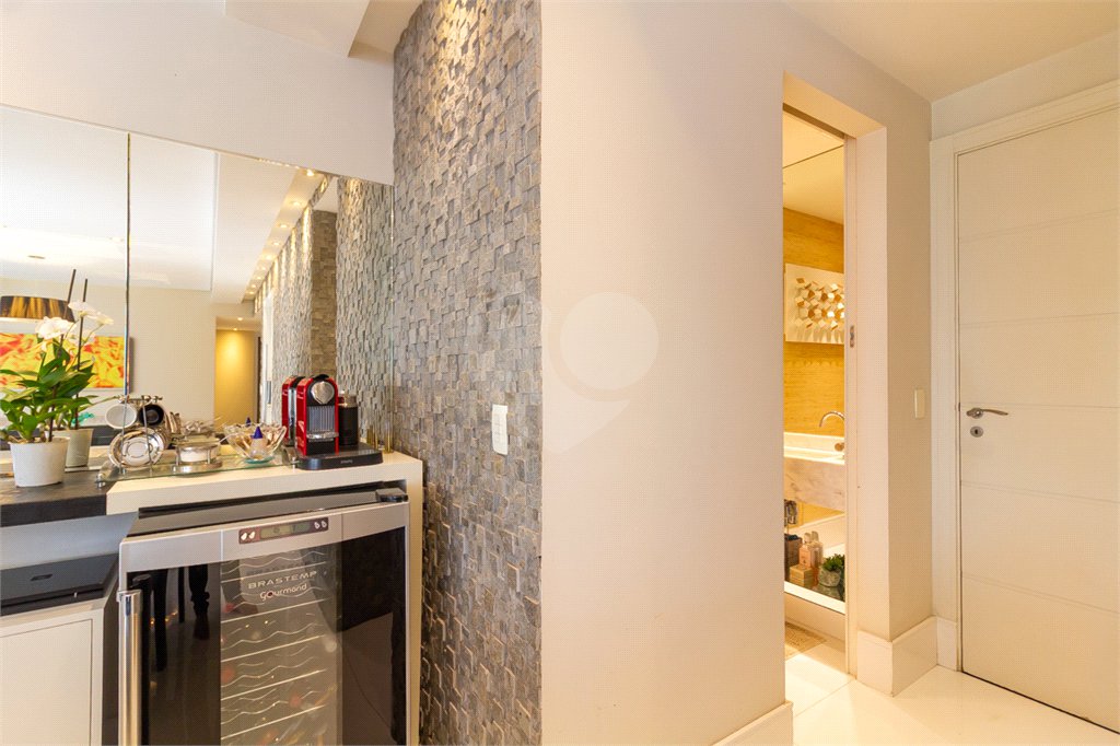 Apartamento de Alto Padrão no Campo Belo para venda com porteira fechada, com 4 dormitórios suítes e 4 vagas com lazer de club.