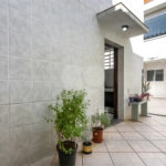 Sobrado no Jabaquara com 280m², 3 dormitórios, quintal amplo, varanda e 3 vagas de garagem.