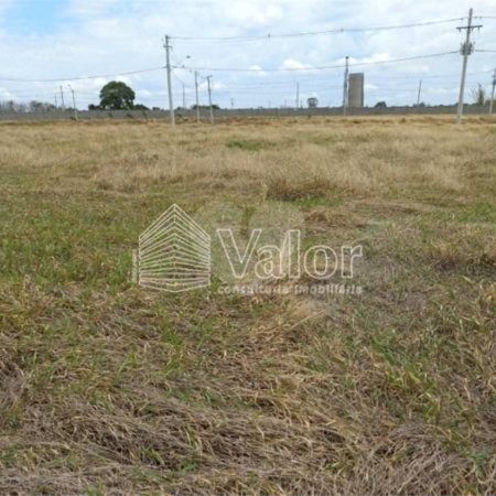 Terreno plano no Condomínio Villeneuve, com 250,00 m² de área total.
