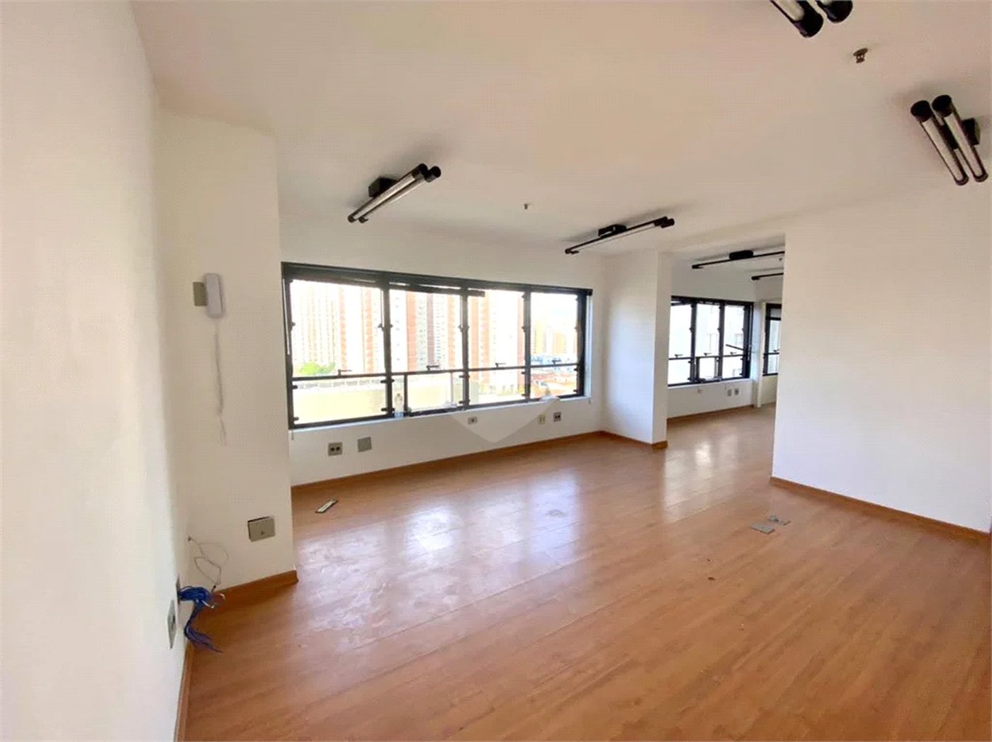 SALA COMERCIAL 55m2 Á VENDA NA VILA MARIANA (LADO DIREITO)
