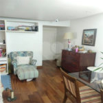 Apartamento na Vila Nova Conceição de 100m2 com 2 dorms, 1 suíte , 3 banheiros, 2 vagas. Estuda permuta.