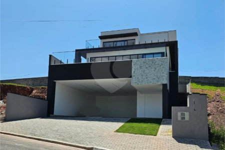 Sobrado em condomínio na cidade de Atibaia com vista espetacular, privacidade e conforto, avalia permuta, aceita financiamento