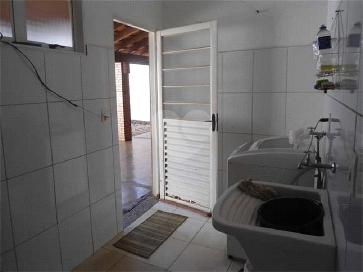 Casa Térrea com dormitórios, sendo 2 suítes.